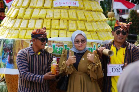 Téléchargez les photos : Tofu jaune (tahu takwa) sur Kirab tumpeng hasil bumi (action de grâces des agriculteurs) pour célébrer la fête de l'indépendance indonésienne au hamster lima gumul Kediri - en image libre de droit