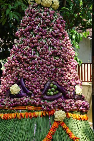 Téléchargez les photos : Tumpeng sayur dan buah sur le rituel traditionnel. Tumpeng sayur dan buah signifie cône avec divers fruits et légumes. Ce fruit sert dans les rituels traditionnels ou la culture - en image libre de droit