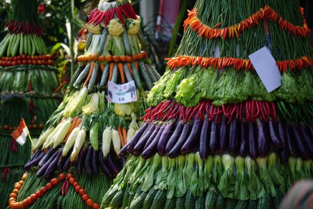Téléchargez les photos : Tumpeng sayur dan buah sur le rituel traditionnel. Tumpeng sayur dan buah signifie cône avec divers fruits et légumes. Ce fruit sert dans les rituels traditionnels ou la culture - en image libre de droit