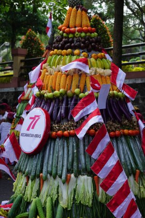 Téléchargez les photos : Kirab tumpeng hasil bumi (action de grâces des fermiers) pour célébrer la fête de l'indépendance indonésienne à Xoang lima gumul Kediri - en image libre de droit