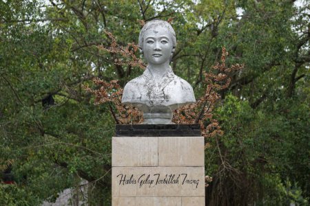 Téléchargez les photos : Monument Kartini à Tulung Agung. Kartini est l'une des héroïnes indonésiennes dans l'éducation pour les femmes - en image libre de droit