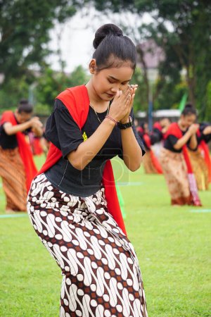 Foto de Danza gambyong indonesia. Este baile viene del java central. Este baile se realiza para actuaciones o invitados de bienvenida - Imagen libre de derechos