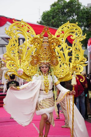 Téléchargez les photos : Le participant au Biro Fashion Carnival. C'est l'un des carnavals costumés indonésiens - en image libre de droit