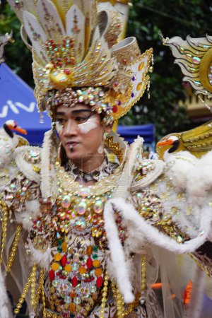 Foto de El participante en Biro Fashion Carnival. Este es uno de los carnavales de disfraces de Indonesia. - Imagen libre de derechos