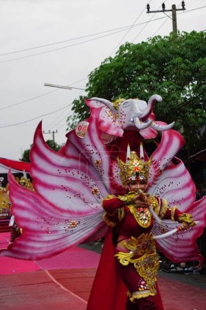 Téléchargez les photos : Le participant au Biro Fashion Carnival. C'est l'un des carnavals costumés indonésiens - en image libre de droit