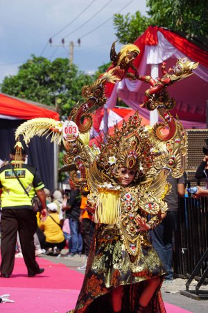 Foto de El participante en Biro Fashion Carnival. Este es uno de los carnavales de disfraces de Indonesia. - Imagen libre de derechos