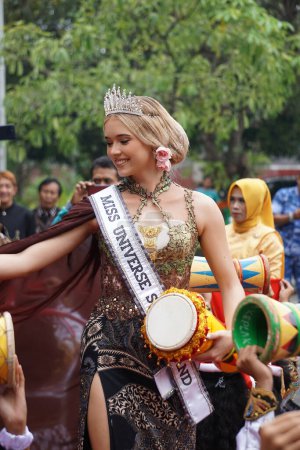Téléchargez les photos : Suisse Miss Univers à l'occasion de l'anniversaire de Tulungagung (Bersih Nagari) avec tissu kebaya - en image libre de droit