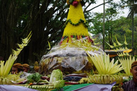 Téléchargez les photos : Nourriture javanaise aux épaules (tumpeng) lors de la cérémonie de l'anniversaire de Tulungagung (Bersih Nagari). Tumpeng est de la nourriture servie à certaines occasions - en image libre de droit