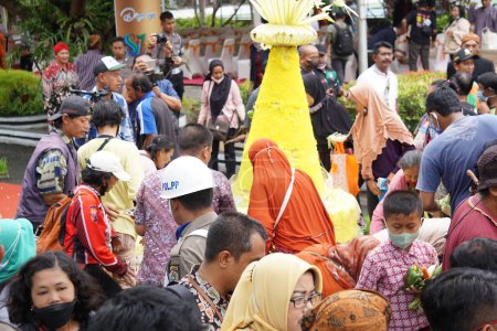 Téléchargez les photos : Nourriture javanaise aux épaules (tumpeng) lors de la cérémonie de l'anniversaire de Tulungagung (Bersih Nagari). Tumpeng est de la nourriture servie à certaines occasions - en image libre de droit