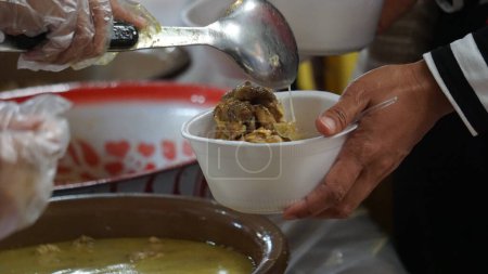 Téléchargez les photos : Poulet indonésien 0por (soupe de poulet indonésienne) et ketupat (gâteau de riz) - en image libre de droit