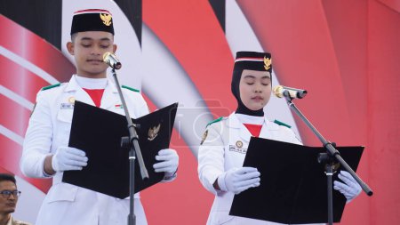 Foto de El oficial ceremonial estaba leyendo el preámbulo de la constitución de la República de Indonesia - Imagen libre de derechos
