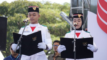 Foto de El oficial ceremonial estaba leyendo el preámbulo de la constitución de la República de Indonesia - Imagen libre de derechos