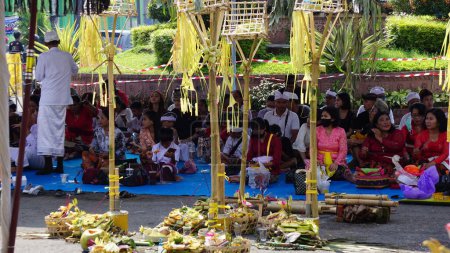 Téléchargez les photos : Cérémonie de Tawur Agung. Cette cérémonie est une cérémonie célébrée par les hindous la veille du jour saint de Nyepi - en image libre de droit