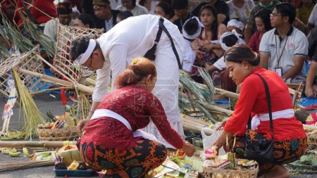 Téléchargez les photos : Cérémonie de Tawur Agung. Cette cérémonie est une cérémonie célébrée par les hindous la veille du jour saint de Nyepi - en image libre de droit