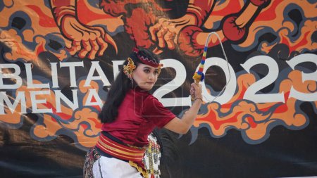 Téléchargez les photos : Jaranan danse, est une danse traditionnelle de Java. Jaranan vient du jaran, ce qui signifie cheval. - en image libre de droit