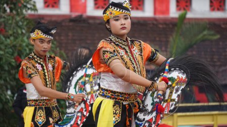 Téléchargez les photos : Danse jaranaise, une danse traditionnelle de Java. Jaranan vient du jaran, ce qui signifie cheval - en image libre de droit
