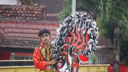 Téléchargez les photos : Danse jaranaise, une danse traditionnelle de Java. Jaranan vient du jaran, ce qui signifie cheval - en image libre de droit