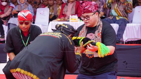 Foto de El regente de Kediri Hanindhito Himawan Pramana (Mas Dhito) En la apertura 1000 barong para celebrar el aniversario de Kediri - Imagen libre de derechos