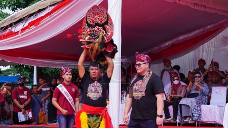 Téléchargez les photos : Le régent de Kediri Hanindhito Himawan Pramana (Mas Dhito) Sur l'ouverture 1000 barong pour célébrer l'anniversaire de Kediri - en image libre de droit