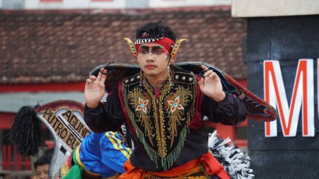 Foto de La actuación de la danza celeng. Celeng significa jabalí. Este baile generalmente se realiza con baile jaranan - Imagen libre de derechos