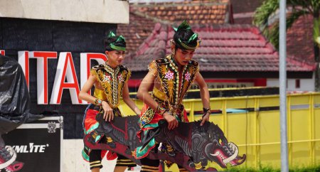 Foto de La actuación de la danza celeng. Celeng significa jabalí. Este baile generalmente se realiza con baile jaranan - Imagen libre de derechos