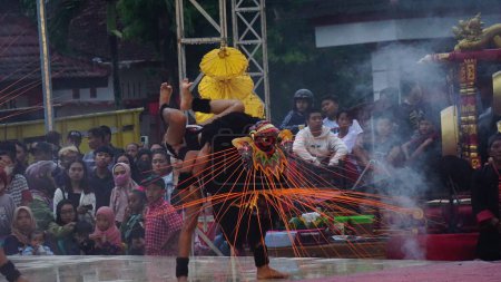 Foto de Indonesian perform barongan kucingan dance. This dance come from blitar - Imagen libre de derechos