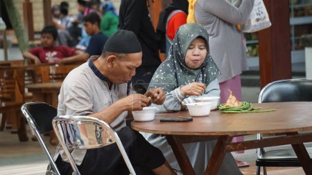 Téléchargez les photos : Les gens mangent à Warung. Warung est un restaurant indonésien - en image libre de droit