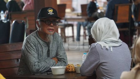 Téléchargez les photos : Les gens mangent à Warung. Warung est un restaurant indonésien - en image libre de droit