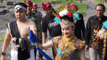 Foto de Ceremonia de endurecimiento de Niti Sowan. Niti Sowan Harinjing es una serie de celebraciones del aniversario de Kediri tomando agua de 7 fuentes de agua - Imagen libre de derechos