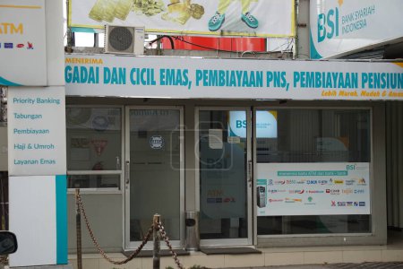 Téléchargez les photos : Machine de caissier automatique indonésienne avec un fond naturel - en image libre de droit