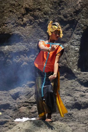 Foto de El teatro de Babad Kadhiri Jayati (la historia de Panji Ande-Ande Lumut) sobre el arte de la performance selomangleng - Imagen libre de derechos