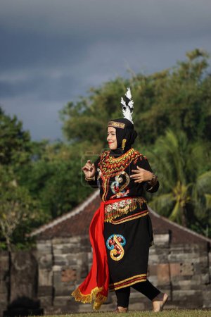 Foto de Danza indonesia interpretando burung nuri (loro). Este baile viene de West Borneo. - Imagen libre de derechos