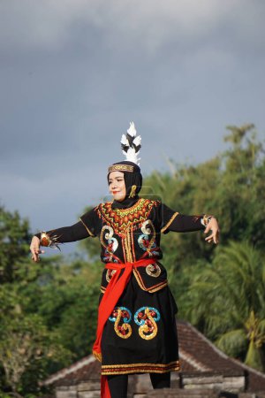 Foto de Danza indonesia interpretando burung nuri (loro). Este baile viene de West Borneo. - Imagen libre de derechos