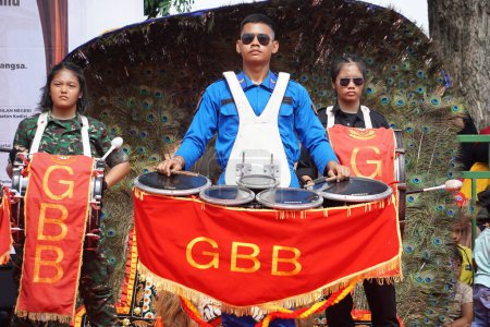 Foto de Taruna Brawijaya High School secundaria realiza banda de tambores para celebrar la elección Carnaval (Kirab Pemilu) Partido - Imagen libre de derechos