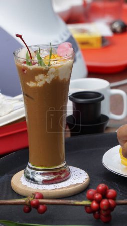 Foto de Café con líquido en la mesa. El café se ve tan delicioso - Imagen libre de derechos