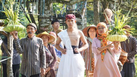 Téléchargez les photos : La cérémonie de Manten Kopi (mariage café). Manten Kopi est l'un des rituels pour la récolte du café à de Karanganjar (Modangan, Blitar), Java oriental, Indonésie - en image libre de droit