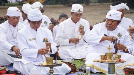 Téléchargez les photos : La procession du Wedar Hayuning Penataran. Cette cérémonie est organisée par les hindous dans le but que l'Indonésie bénéficie de la sécurité - en image libre de droit