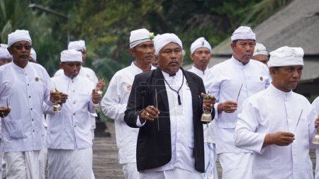 Foto de La procesión del Wedar Hayuning Penataran. Esta ceremonia es llevada a cabo por hindúes con el objetivo de que Indonesia reciba seguridad. - Imagen libre de derechos