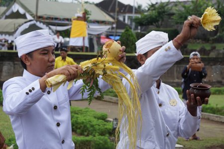 Foto de La procesión del Wedar Hayuning Penataran. Esta ceremonia es llevada a cabo por hindúes con el objetivo de que Indonesia reciba seguridad. - Imagen libre de derechos