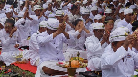 Téléchargez les photos : La procession du Wedar Hayuning Penataran. Cette cérémonie est organisée par les hindous dans le but que l'Indonésie bénéficie de la sécurité - en image libre de droit