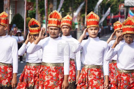 Téléchargez les photos : Indonésien exécutant pseudati danse de Aceh. Seudati viennent du mot syahadat (admettre qu'il n'y a pas d'autre Dieu qu'Allah et Muhammad est Son messager) - en image libre de droit