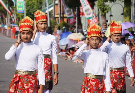 Téléchargez les photos : Indonésien exécutant pseudati danse de Aceh. Seudati viennent du mot syahadat (admettre qu'il n'y a pas d'autre Dieu qu'Allah et Muhammad est Son messager) - en image libre de droit