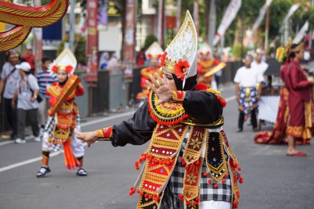 Foto de Baris dadap danza de Bali en BEN Carnaval. Esta danza es una danza sagrada que repele el mal - Imagen libre de derechos