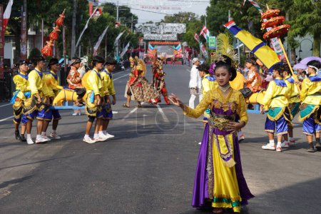 Foto de Baile de Sisingaan desde West Java. Esta danza es un símbolo de la lucha del pueblo contra los colonialistas. - Imagen libre de derechos