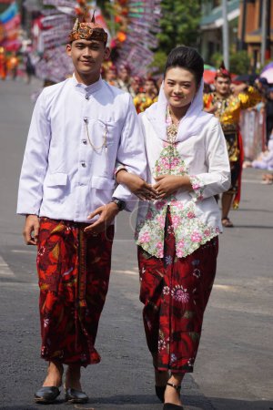 Foto de Indonesio con un traje tradicional de Java Oriental en el Carnaval de BEN - Imagen libre de derechos