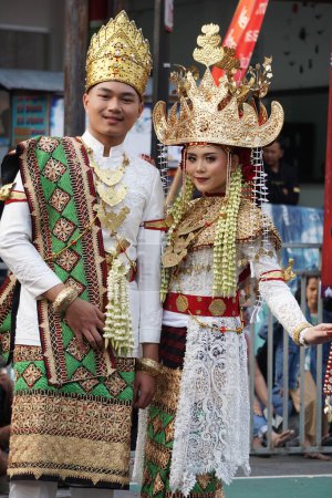 Foto de Una pareja con un traje tradicional de lampung. Este traje se llama Saibatin y Pepadun - Imagen libre de derechos