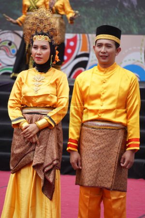 Foto de Indonesio con un traje tradicional de Riau en el Carnaval de BEN - Imagen libre de derechos
