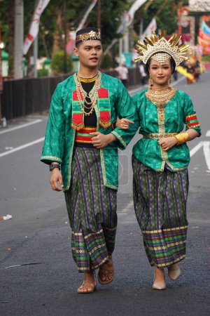 Foto de Indonesio con un traje tradicional de sulawesi del oeste en el carnaval de BEN - Imagen libre de derechos