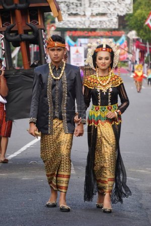 Foto de Indonesio con un traje tradicional de sulawesi del sur en el Carnaval de BEN - Imagen libre de derechos