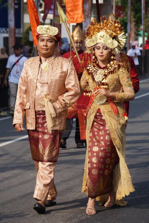 Foto de Indonesio con un traje tradicional del sur sumatera en el Carnaval de BEN - Imagen libre de derechos